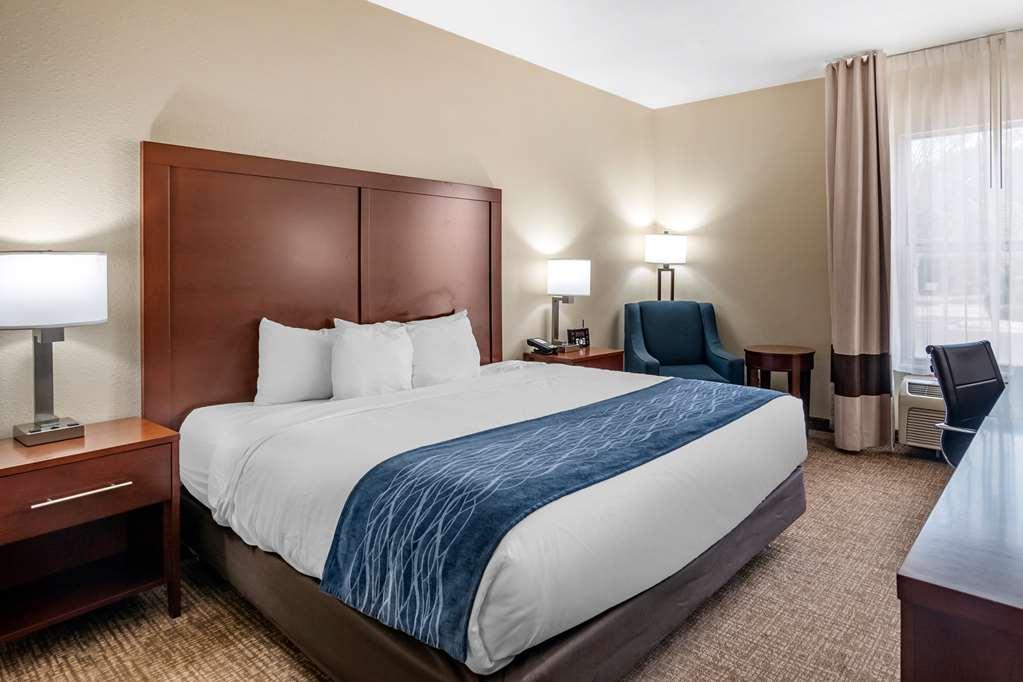 Comfort Inn & Suites Junction City - Near Fort Riley Room photo